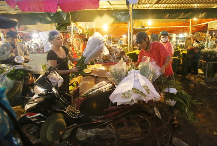 
Những gánh hàng hoa, chiếc xe đạp chọn thời điểm tờ mờ sáng để chất đầy những bó hoa màu sắc để trôi len lỏi trên phố phường Thủ đô.

 
