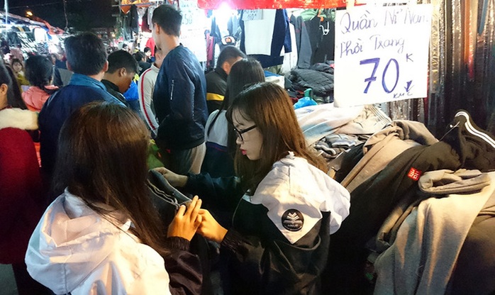  Thiên đường giá rẻ sinh viên đông nghịt người mua quần áo ấm