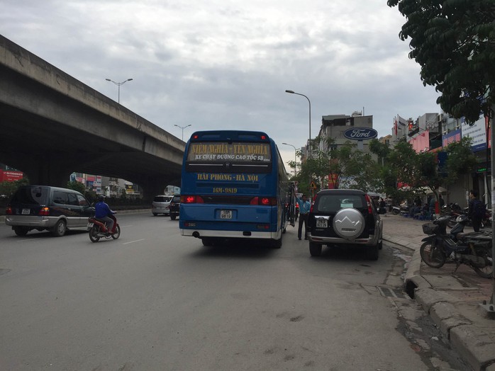 
Một “bến cóc” ngang nhiên hoạt động tại ngã tư Khuất Duy Tiến (quận Thanh Xuân, TP Hà Nội)
