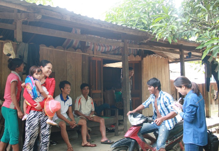 
Dân làng A Dinh, xã Chà Vàl, huyện Nam Giang, tỉnh Quảng Nam vui mừng khi thoát chết trở về
