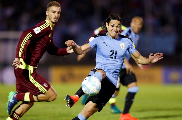 Cavani (21) tỏ ra có duyên trong màu áo tuyển Uruguay hơn SuarezẢnh: REUTERS