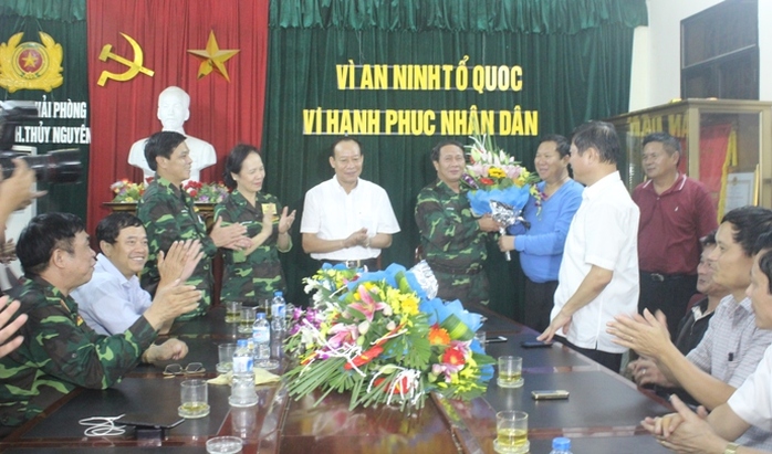 Thứ trưởng Lê Quý Vương (áo trắng đứng giữa) khen thưởng nóng ban chuyên án