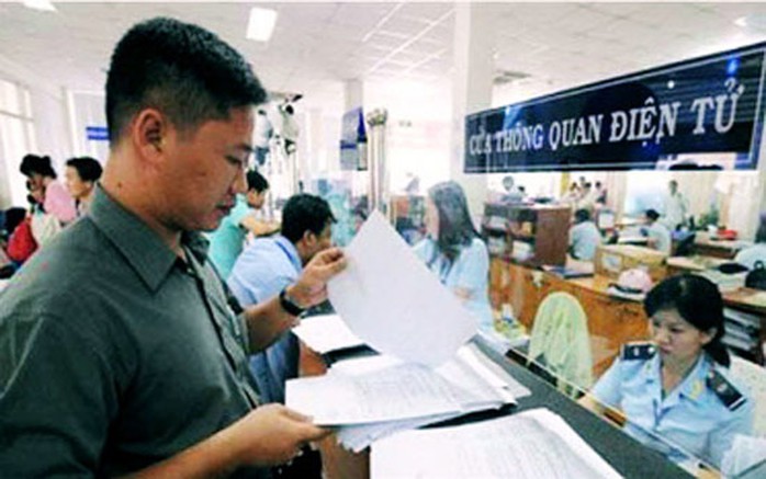 Ảnh minh họa: Doanh nghiệp làm thủ tục thông quan điện tử