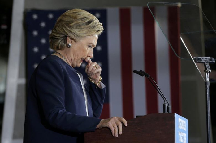 Bà Hillary Clinton phát biểu tại một cuộc mít-tinh ở TP Pittsburgh, bang Pennsylvania hôm 4-11 Ảnh: REUTERS