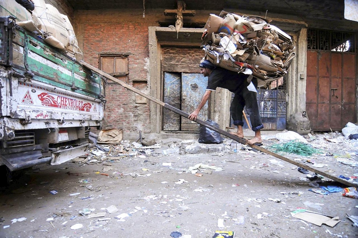 Một cư dân làm việc bên trong “thành phố rác” Ảnh: NARRATIVE.LY