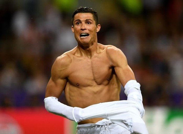 
Tiền đạo Ronaldo thường khoe cơ bụng 6 múi mỗi khi ghi bàn
