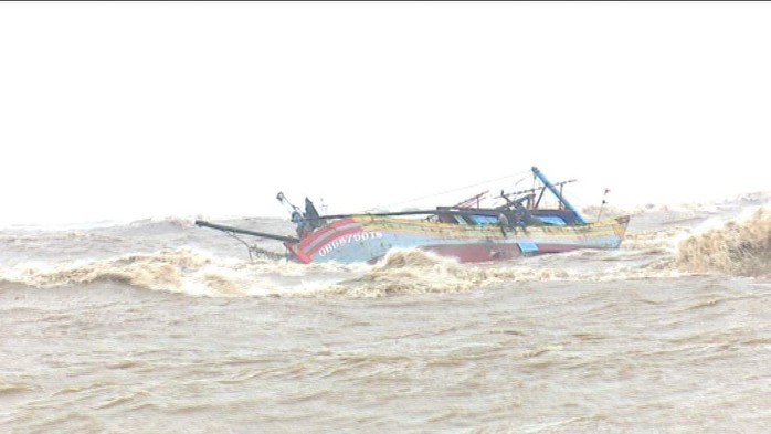 Tàu cá QB 987.50 - TS của ngư dân Nguyễn Tiến Dũng bị sóng đánh lật 