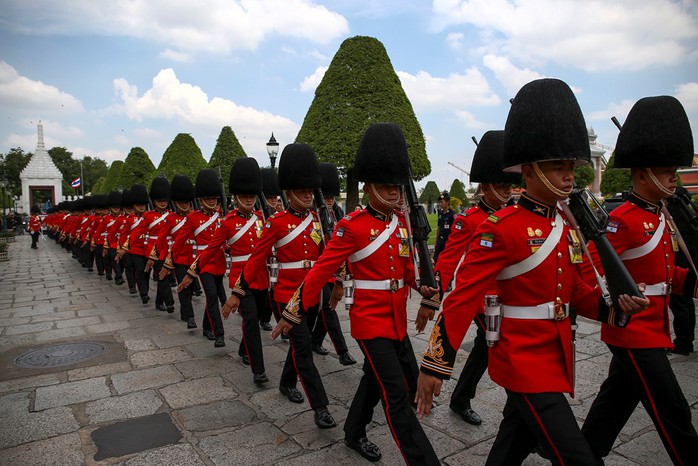 
Đội cận vệ tiến vào Cung điện hoàng gia trong lễ đón linh cữu Quốc vương Bhumibol. Ảnh: Reuters
