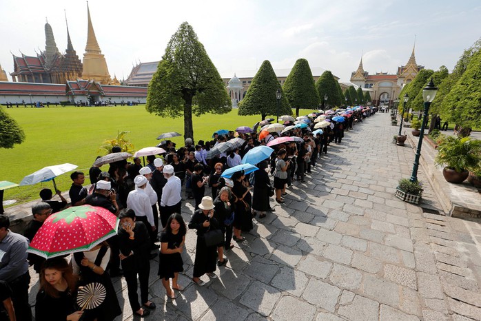 Nhiều người dân Thái Lan xếp hàng để được thực hiện nghi thức. Ảnh: Reuters