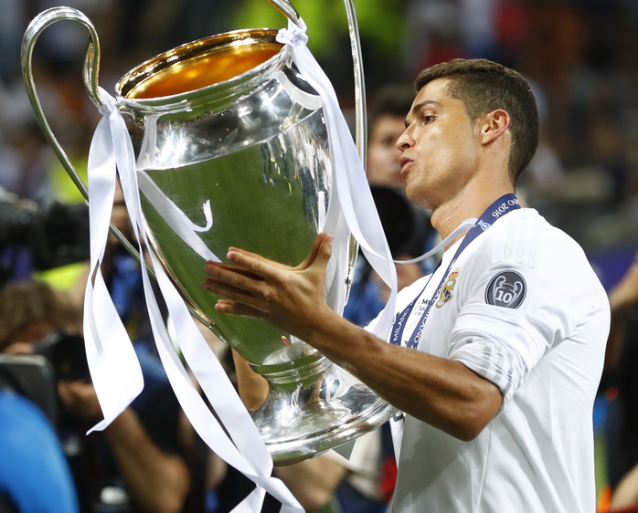 
Hai danh hiệu lớn trong một năm giúp Ronaldo tạo lợi thế rất lớn trước Messi trong cuộc đua giành Quả bóng vàng 2016. Ảnh: REUTERS
