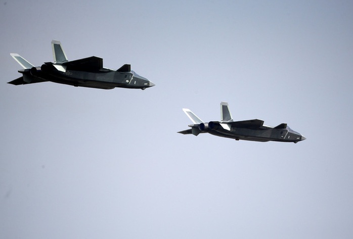 
Hai chiếc máy bay J-20 biểu diễn tại buổi triển lãm. Ảnh: Reuters
