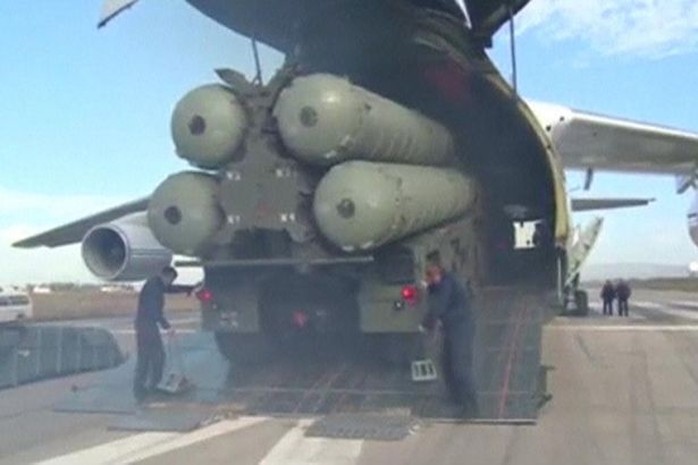 
Hệ thống phòng không S-400 được đưa lên máy bay chuyên chở. Ảnh: REUTERS
