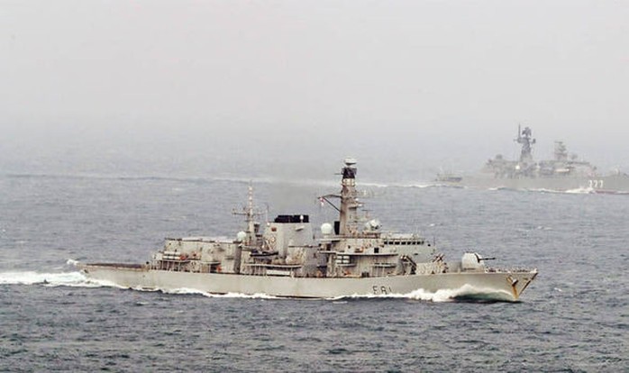
Tàu khu trục Nga Yaroslav Mudry được Hải quân Hoàng gia Anh hộ tống. Ảnh: Reuters

