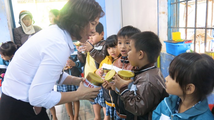 
Bà Trần Thị Minh Nguyệt, Phó chủ tịch HĐQT NutiFood tặng sữa cho các cháu mẫu giáo xã An Hiệp
