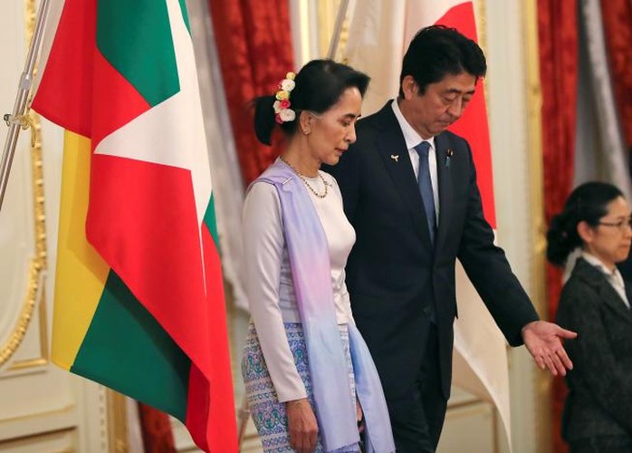 Bà Aung San Suu Kyi và Thủ tướng Nhật Bản Shinzo Abe tại cuộc họp báo hôm 2-11. Ảnh: REUTERS