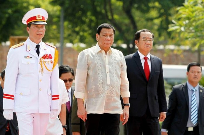 Tổng thống Philippines Rodrigo Duterte trong chuyến thăm Việt Nam ngày 29-9. Ảnh: REUTERS