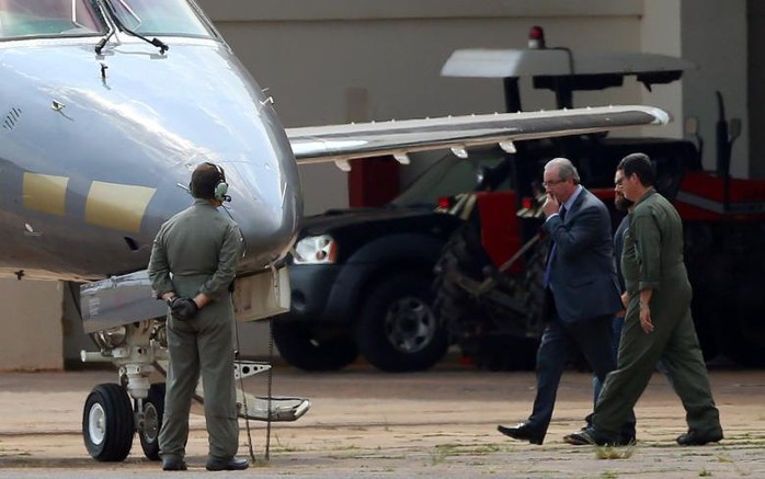 
Cựu Chủ tịch Hạ viện Brazil Eduardo Cunha (giữa) được cảnh sát hộ tống hôm 19-10. Ảnh: Reuters
