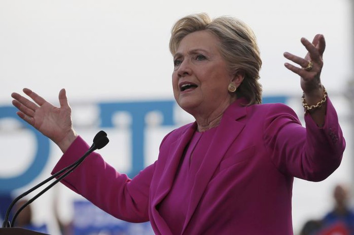 
Bà Hillary Clinton trong cuộc vận động tranh cử tại bang Bắc Carolina hôm 3-11. Ảnh: Reuters
