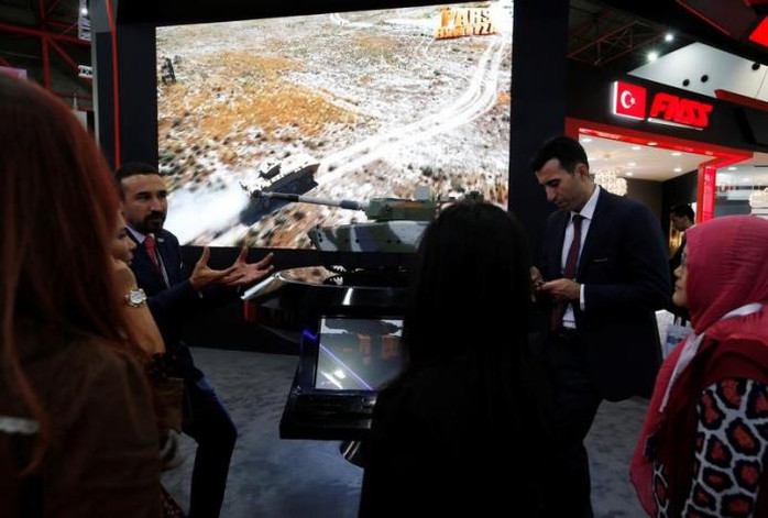 
Đại diện của một công ty sản xuất vũ khí Thổ Nhĩ Kỳ giới thiệu xe tăng tại triển lãm. Ảnh: Reuters
