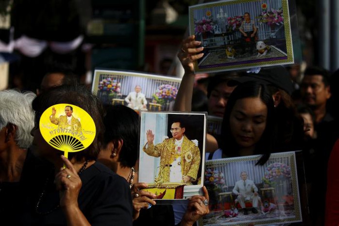 
Người dân Thái Lan tập trung bên ngoài Đại hoàng cung để tỏ lòng tôn kính đức vua. Ảnh: REUTERS
