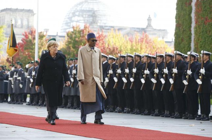 
Tổng thống Nigeria Muhammadu Buhari và Thủ tướng Đức Angela Merkel hôm 14-10. Ảnh: Reuters
