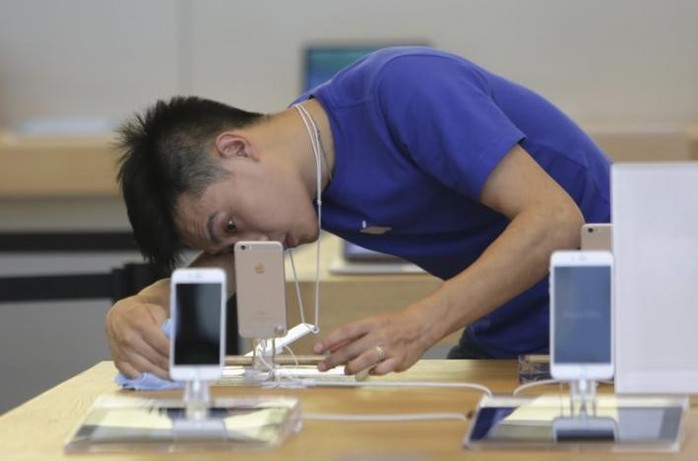 
Apple chưa lên tiếng về vụ việc sau yêu cầu từ phía Hiệp hội người tiêu dùng Trung Quốc. Ảnh: Reuters.
