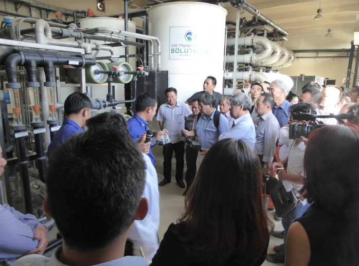 Doanh nhân Việt kiều tham quan nhà máy xử lý nước rỉ rác tại Khu Liên hợp Đa Phước
