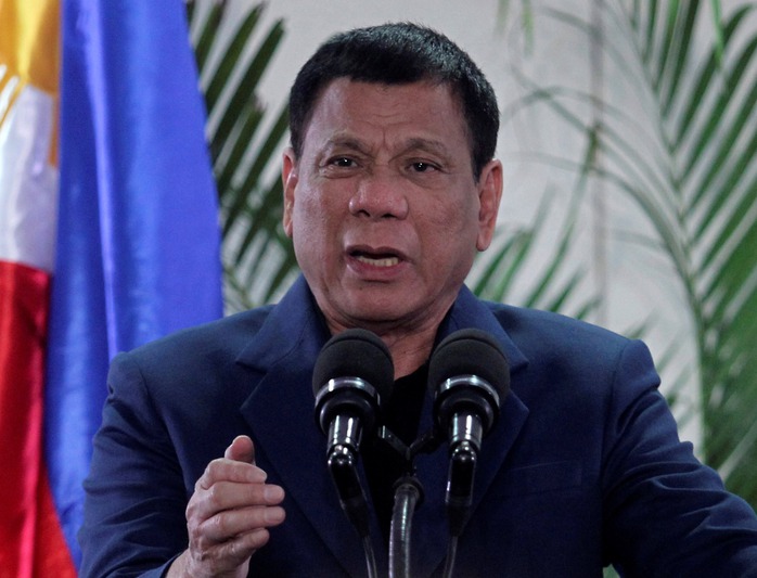 Tổng thống Philippines Rodrigo Duterte phát biểu khi về TP Davao hôm 21-10 Ảnh: Reuters