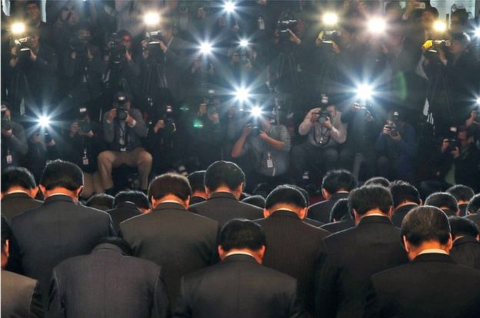 Các nghị sĩ của đảng cầm quyền Saenuri cúi đầu xin lỗi hôm 5-11. Tổng thống Park Geun-hye được khuyên nên rời khỏi đảng Ảnh: EPA