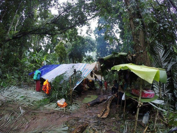 
Lán trại dựng tạm trong rừng sâu phục vụ lực lượng cứu hộ tìm thi thể anh Sơn
