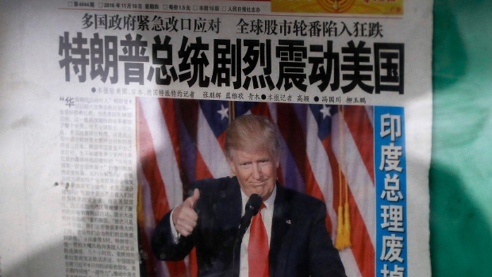 Thông tin ông Donald Trump đắc cử tổng thống Mỹ trên một tờ báo Trung Quốc. Ảnh: AP
