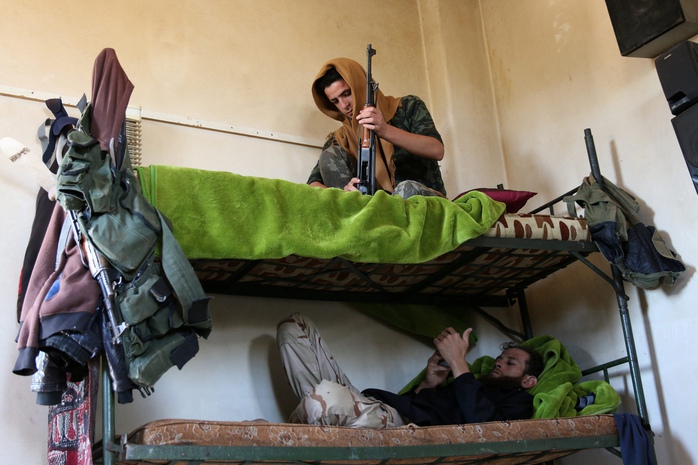 Các tay súng nổi dậy tại Jubata al-Khashab thuộc tỉnh Quneitra, miền Nam Syria hôm 11-9 Ảnh: Reuters