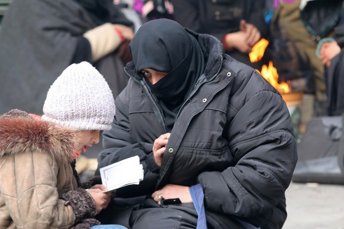 Nhiều người dân ở phía Đông Aleppo - Syria chờ được sơ tán hôm 17-12. Ảnh: REUTERS