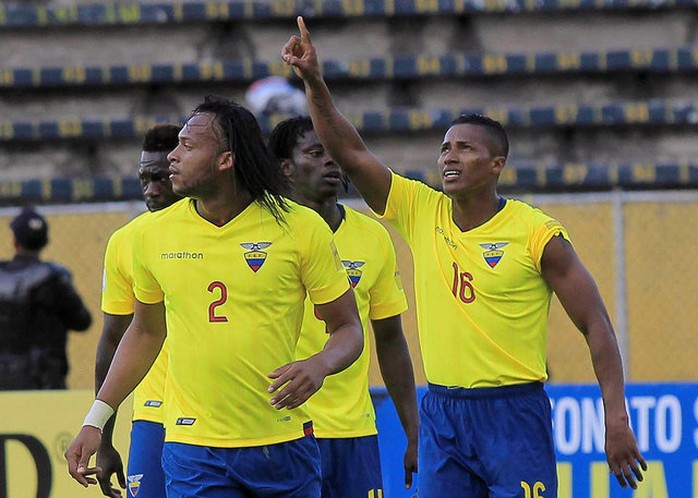 Antonio Valencia (16) ghi bàn cho Ecuador