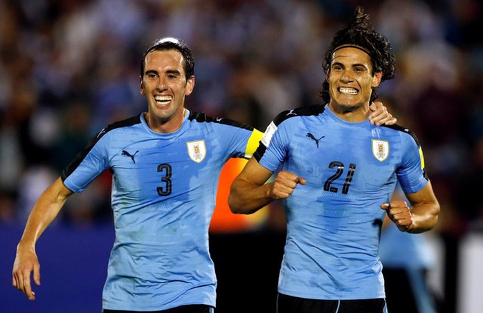 Cavani (phải) ăn mừng cú đúp vào lưới Venezuela