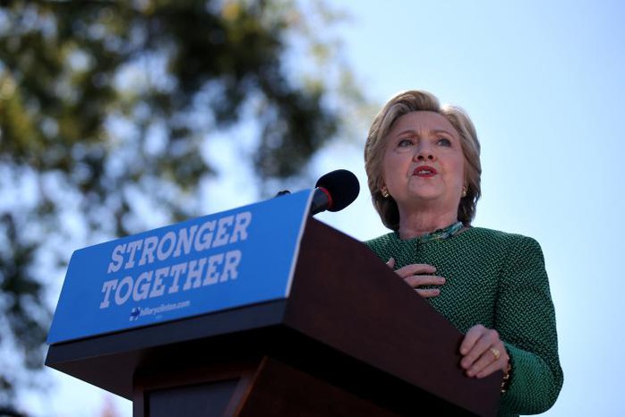 
Bà Clinton phát biểu tại Trường ĐH Bắc Carolina ở TP Charlotte. Ảnh: Reuters
