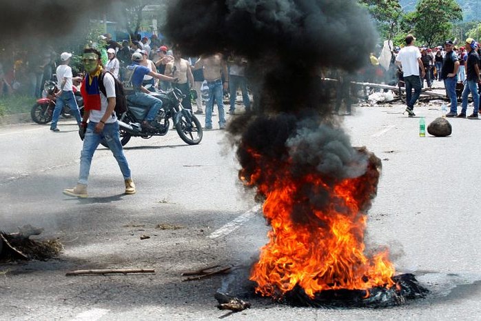 
Người biểu tình ném bom xăng. Ảnh: Reuters
