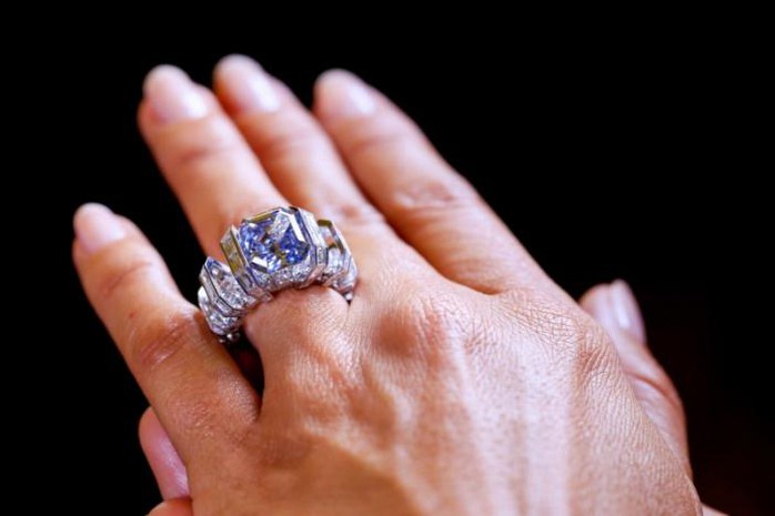 Nhẫn kim cương xanh quý hiếm có tên gọi là “Sky Blue Diamond” được bán với giá 17,6 triệu USD. Ảnh: Reuters