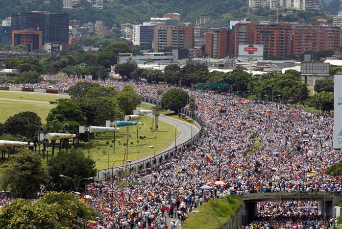 
Hàng trăm ngàn người tuần hành ở Venezuela. Ảnh:Reuters
