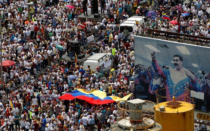 
Những người biểu tình phản đối chính quyền ông Maduro. Ảnh: Reuters
