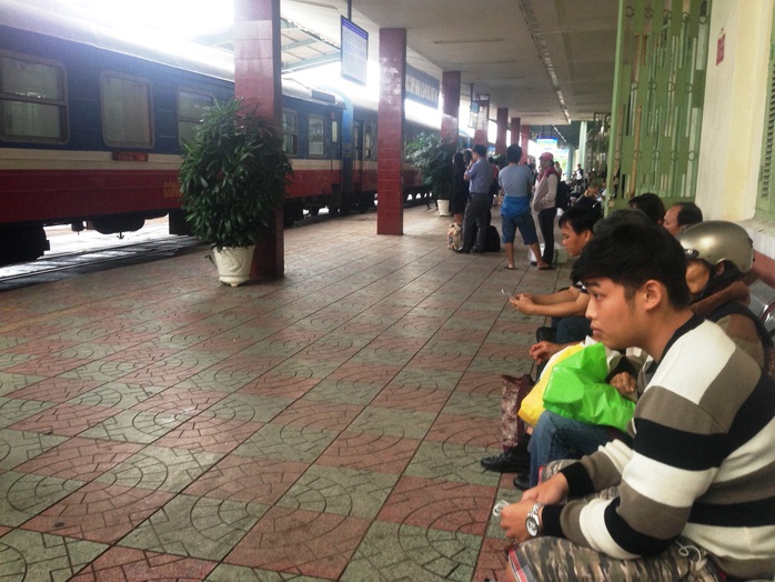 
Nhiều hành khách mỏi mòn đợi tàu ở ga Nha Trang chiều 13-12
