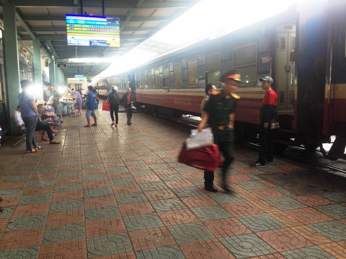 
Nhiều đoàn tàu phải dừng lại ga Nha Trang do đường sắt tê liệt
