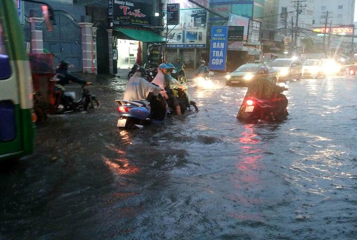 
Hàng loạt phương tiện chết máy dắt bộ
