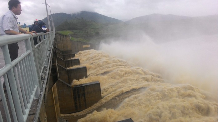 
Thủy điện Sông Ba Hạ xả lũ với lưu lượng 10.000m3/giây
