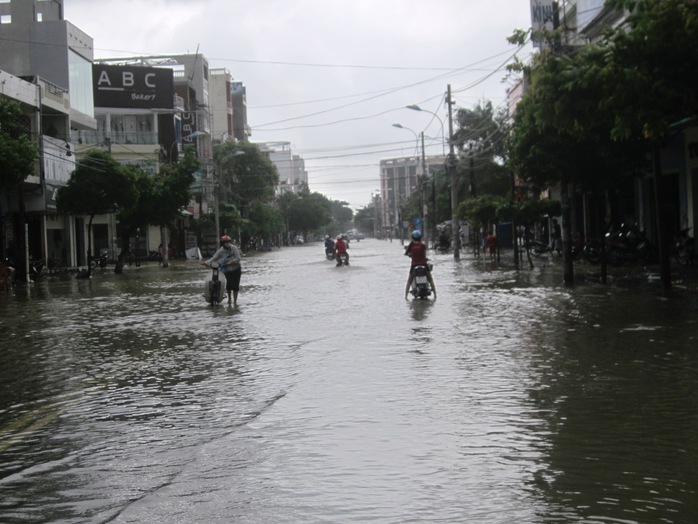 
Đường Trần Hưng Đạo (TP Tuy Hòa) ngập chìm trong nước
