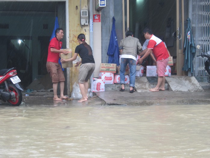 
Nhiều gia đình ở TP Tuy Hòa vội vã chuyển đồ đạc khi lũ lên nhanh
