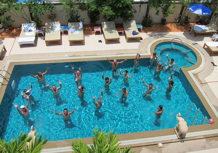 Các du khách tại khách sạn khỏa thân Chan Resort - Thái Lan. Ảnh: PR.com