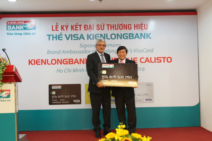 Huấn luyện viên Calisto và ông Võ Văn Châu, Tổng giám đốc Kienlongbank chào sân thẻ tín dụng quốc tế
(Ảnh: Kim Liên)