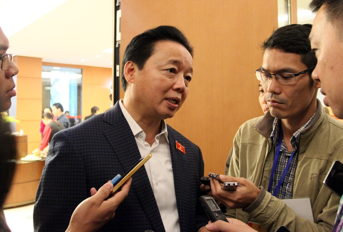 
Bộ trưởng Bộ TN-MT Trần Hồng Hà trao đổi với báo chí bên hành lang Quốc hội sáng 3-11
