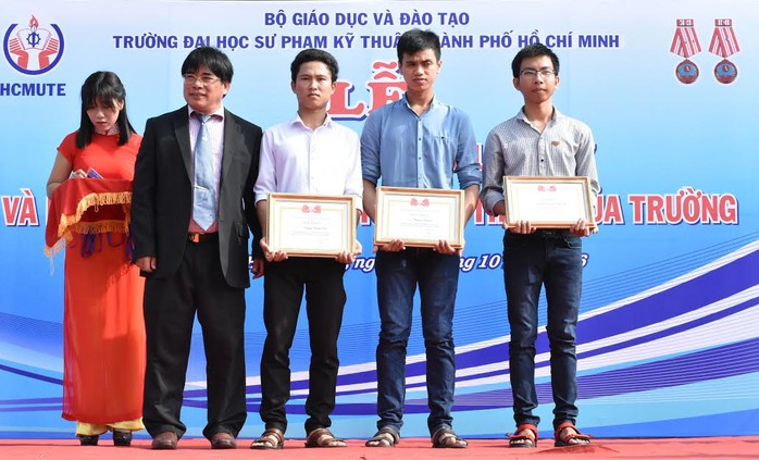 Hiệu trưởng Đỗ Văn Dũng trao học bổng cho 3 thủ khoa
